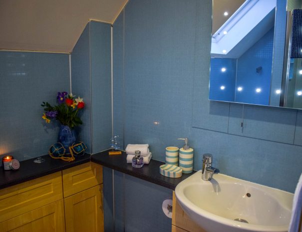 The Bathroom at Gables Holiday Cottage, Achiltibuie